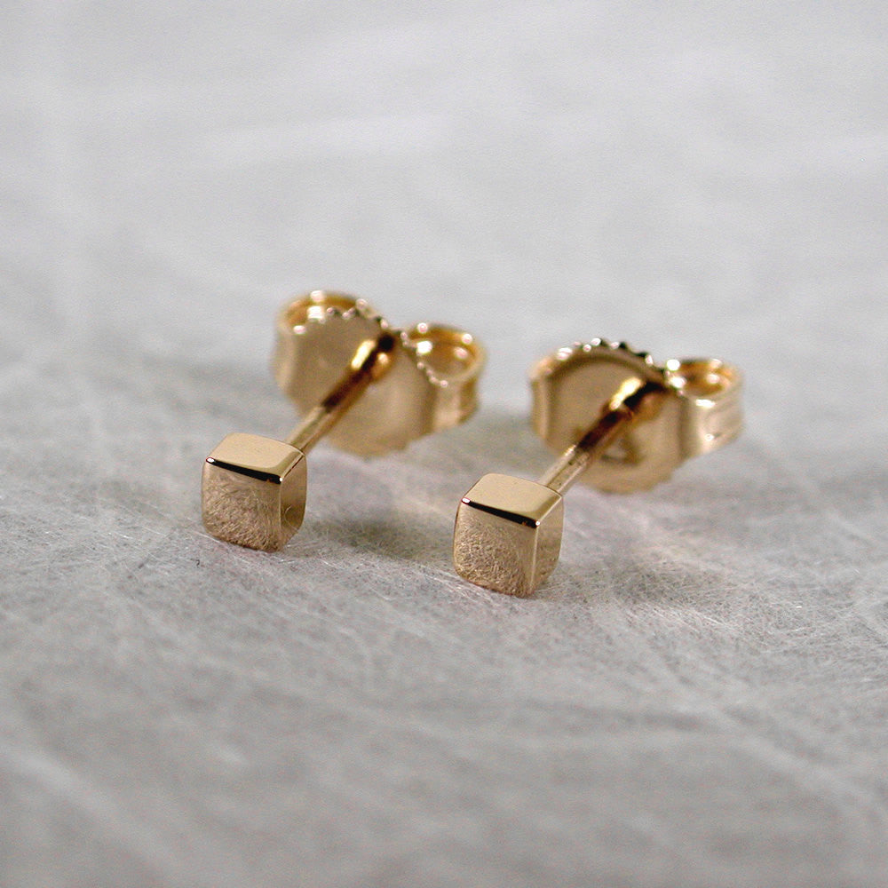 2.5mm square 18k gold studs yellow gold high polish